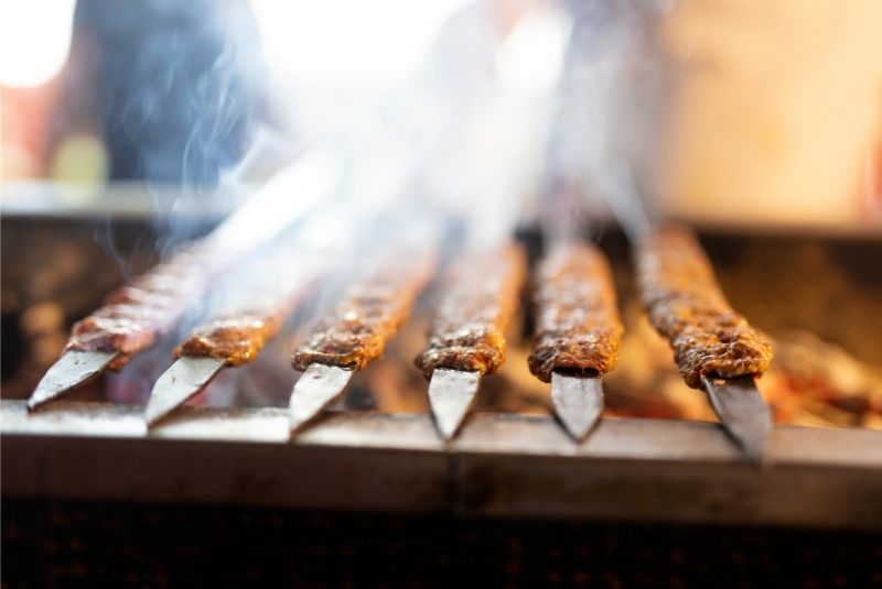 Gerçek Adana Kebabı: Lezzetin Sırrı, Tarihi ve Ustalığın İncelikleri